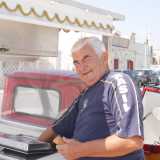 � uno dei personaggi pi� amati dai bambini, porta con s� il gusto dell�estate e dei giorni liberi sulle spiagge, poi per il resto dell�anno scompare chiss� dove. E� il 67enne Donato: �l�uomo dei gelati al limone�